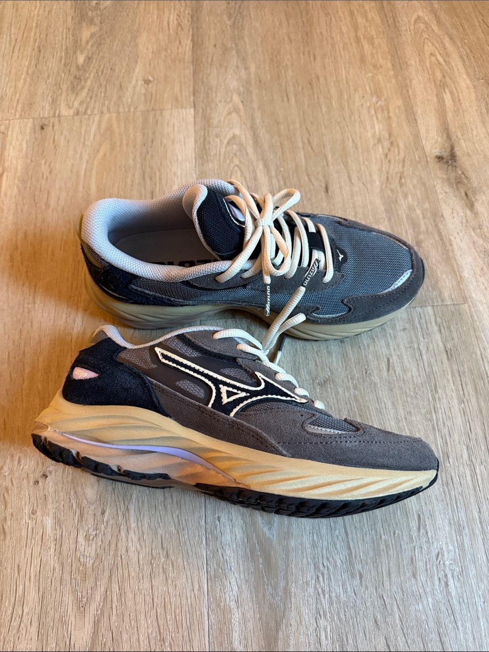 Mizuno Gray and Black Athletic Running Shoes Women’s 6